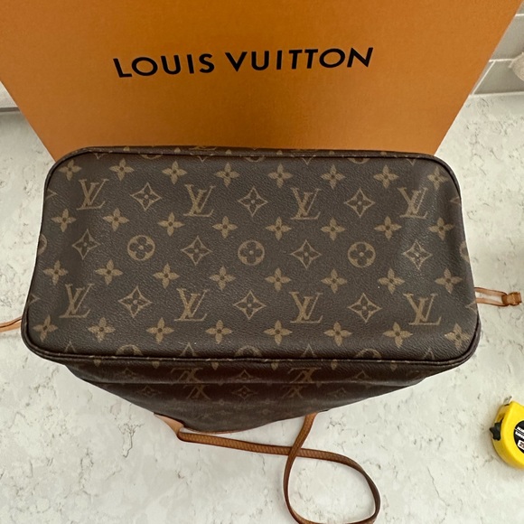 Authentic Louis Vuitton Neverfull. Great condition. Pouch not included. - Picture 5 of 9